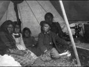 English: Algonquin family in their tent. A sewing machine can be seen in one corner. Hrvatski: Dozvola