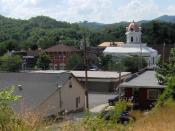 English: Bryson City, North Carolina, in the southeastern United States, looking north from a hillside. The Swain County Courthouse is the white clock-tower building right of center. (Is Now the Townhall.)