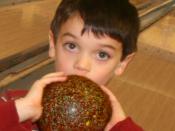 English: Duckpin bowling balls are small and light enough for children to handle easily.
