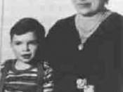 English: A photo of young Al Capone with his mother