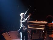 English: Elton John during a live performance (1975). Italiano: Elton John in concerto (1975).
