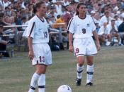 English: Kristine Lilly (13) and Mia Hamm (9) in St.Louis 1998