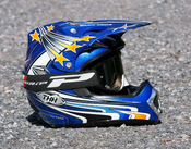 English: A motocross helmet.
