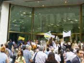 Español: Manifestación de ahorristas argentinos contra el Corralito financiero en la puerta de la casa central del Banco Galicia, calle Reconquista y Perón , Buenos Aires, Argentina.