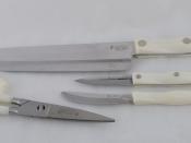 English: A few Cutco knives and a pair of kitchen shears.