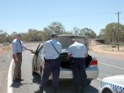 English: Police (from Dareton, NSW) search the vehicle of a suspected drug smuggler in Wentworth, near the border of New South Wales and Victoria, Australia