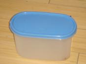 English: A Small tupperware container.