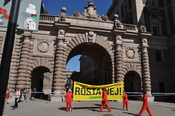 English: Greenpeace protests against the rescission of the prohibition to build new nuclear reactors in Sweden. At the same time, the Swedish Riksdag is making the decision.