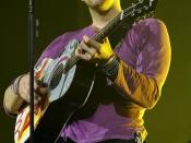 English: Chris Martin playing the guitar during Coldplay's 2008 Viva la Vida tour.