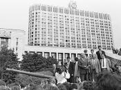 English: KRASNOPRESNENSKAIA NABEREZHNAIA, MOSCOW. President of the RSFSR Boris Yeltsin speaking near the building of the Council of Ministers of the RSFSR. Magyar: MOSZKVA, KRASZNOPRESZNYENSZKAJA SUGÁRÚT. Borisz Jelcin, az OSzSzSzK elnöke beszél az OSzSzS