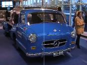 Oldtimertreffen bei Daimler Chrysler in Berlin–Marienfelde. Nachbau des 1954er Mercedes–Renntransporters von 2001