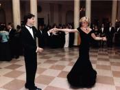 English: Princess Diana dancing with John Travolta in the entrance hall at the White House. Deutsch: Diana Frances Mountbatten-Windsor, Fürstin von Wales mit John Travolta in der Eingangshalle des Weißen Hauses tanzend.