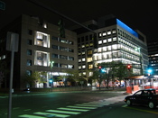 English: The Whitehead Institute for Biomedical Research (left building) in Cambridge, Massachusetts, at night