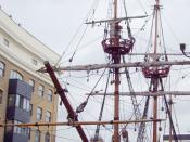 English: A frontal view. Cramped between tall buildings, the Golden Hind lies in a small dock on the River Thames