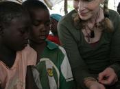 English: UNICEF Goodwill Ambassador, Ms Mia Farrow, with students during her visit to the bush school of Benah 2, north-western CAR, 19 May 2008