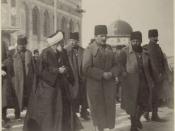 English: Enver Pasha visiting the Mosque accompanied by Jamal [Cemal] Pasha of the Rock, Jerusalem Türkçe: Enver Paşa, Cemal Paşa ile beraber Kudüs'te bir camiyi ziyaret ederken.