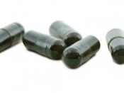 English: Spirulina (dietary supplement) capsules made from cyanobacteria genus Arthrospira