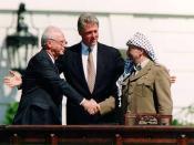 English: Israeli Prime Minister Yitzhak Rabin, U.S. president Bill Clinton, and PLO chairman Yasser Arafat. Česky: Izraelský premiér Jicchak Rabin, americký prezident Bill Clinton a předseda Organizace pro osvobození Palestiny (OOP) Jásir Arafat.