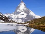 Matterhorn (4,478 m, Walliser Alps, East side) mirrored in Riffelsee, photograph taken from shore of lake Riffelsee. Français : Le mont Cervin (4 478 m, est des Alpes Valaisannes) se reflète dans le Riffelsee. Photo prise sur la berge du lac.