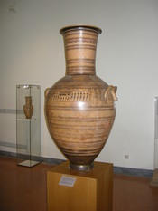 Français : Vase du Maître du Dipylon, 760-750 av.JC, hauteur : 1,60 m, Musée national archéologique d'Athènes.