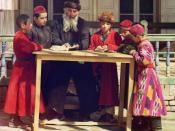 English: Jewish Children with their Teacher in Samarkand. Early color photograph from Russia, created by Sergei Mikhailovich Prokudin-Gorskii as part of his work to document the Russian Empire from 1909 to 1915. Français : Enfants juifs avec leur professe