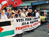 Europäische (italienische) Demonstranten bei der Demonstration zur Erinnerung an das Sabra and Shatila Massaker.
