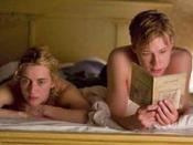Michael (Kross) reads to Hanna (Winslet).