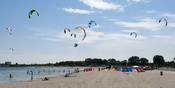 English: Kite surfers in Amager Beach Park in Copenhagen, Denmark
