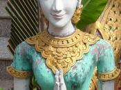 beeld bij tempel in Thailand (foto Wouter Hagens); figure in W:Anjali mudra