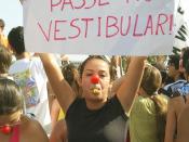 Português: Estudantes fazem manifestação contra o sistema de cotas para o acesso a vagas em universidades.