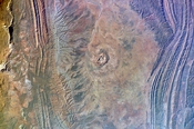 English: The Gosses Bluff crater, Hermannsburg, Central Australia, seen from space. Nederlands: De Gosses Bluff-krater, Hermannsburg, Centraal-Australië, vanuit de ruimte.