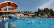 English: Water slides and outdoor swimming pool in water park Serena. Suomi: Vesipuisto Serenan ulkoallas.