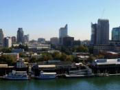 English: The Sacramento skyline, as seen from The Ziggurat in West Sacramento, California. The building is occupied by California Department of General Services who were very generous in their time in permitting me use their balcony. Français : Le centre-