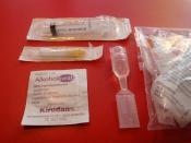 English: A injection kit used in harm reduction programs and given to intravenous drug addicts. Svenska: Ett injiceringspaket som används i skadereduktionsprogram och som delas ut till intravenösa missbrukare.