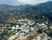 The in California : Français : Vue aérienne du site du JPL en Californie, licence : domaine public, origine : http://www.jpl.nasa.gov/images/people/council/jpl-arial-view.cfm : Italiano: Il complesso del JPL, caricata da en:wiki presa dal Jpl's web site ,