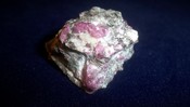 English: small rubies in marble Deutsch: kleine Rubine in Marmor