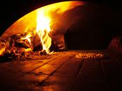 A wood-burning pizza oven baking a pizza. Italiano: Un forno a legna Svenska: Vedeldad pizzaugn