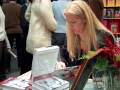 English: Swedish writer Liza Marklund signing books at Helsinki Book Fair 2003 Suomi: Liza Marklund signeeraa kirjoja Helsingin kirjamessuilla 2003