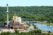 English: Rochester Public Utilities (RPU) Silver Lake Power Plant seen from the top of the Mayo Clinic Plummer Building in downtown Rochester, Minnesota. To the left of the plant is a large pile of coal; to the right is the Zumbro River.
