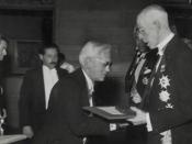 English: Alexander Fleming receives the Nobel Prize from King Gustaf V of Sweden.