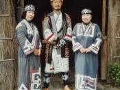 English: Ainus wearing their traditional clothes, Ainu Museum, City of Shiraoi, Hokkaido, Japan. Català: Ainu amb la roba tradicional, Ainu Museum, City of Shiraoi, Hokkaido, Japó.