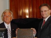 English: Bob Hawke with Labor leader Mark Latham unveil a plaque in 2004 to commemorate the centenary of the Chris Watson Labor government in 1904.