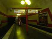 Français : Le quai central de la station de métro de ligne 5 Bobigny - Pantin - Raymond Queneau.