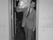 English: Henry Fonda, with a bag on the shoulder, after enlisting in United States Navy in November 1942.