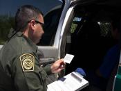 English: Border Patrol agent reads the Miranda rights to a Mexican national arrested for transporting drugs (U.S. Customs and Border Protection - United States Department of Homeland Security) Français : Patrouille frontalière lisant ses droits à un mexic