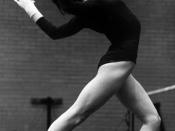 English: Romanian gymnast Nadia Comaneci during her practice session for an appearance at the Hartford Civic Center. Français : La gymnaste roumaine Nadia Comaneci photographiée lors d'un entrainement en vue d'une performance dans le XL Center, aux États-