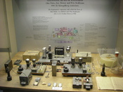 English: 1938 nuclear fission experiment by Hahn, Meitner, and Straßmann. Display at the Deutsches Museum, Munich