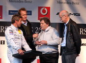 English: Bernd Schneider at Stars & Cars 2008 together with Florian König (interviewer), Norbert Haug (President in charge of all Mercedes-Benz motorsport) and Dieter Zetsche (Chairman of Daimler AG). Deutsch: Bernd Schneider bei seiner Verabschiedung von