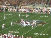 English: A third down play on the middle of the field of the Rose Bowl, Pasadena Calif. Texas vs. Alabama.