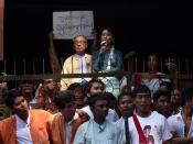 English: Aung San Suu Kyi meets with crowd after house arrest lift on 14 November 2010.